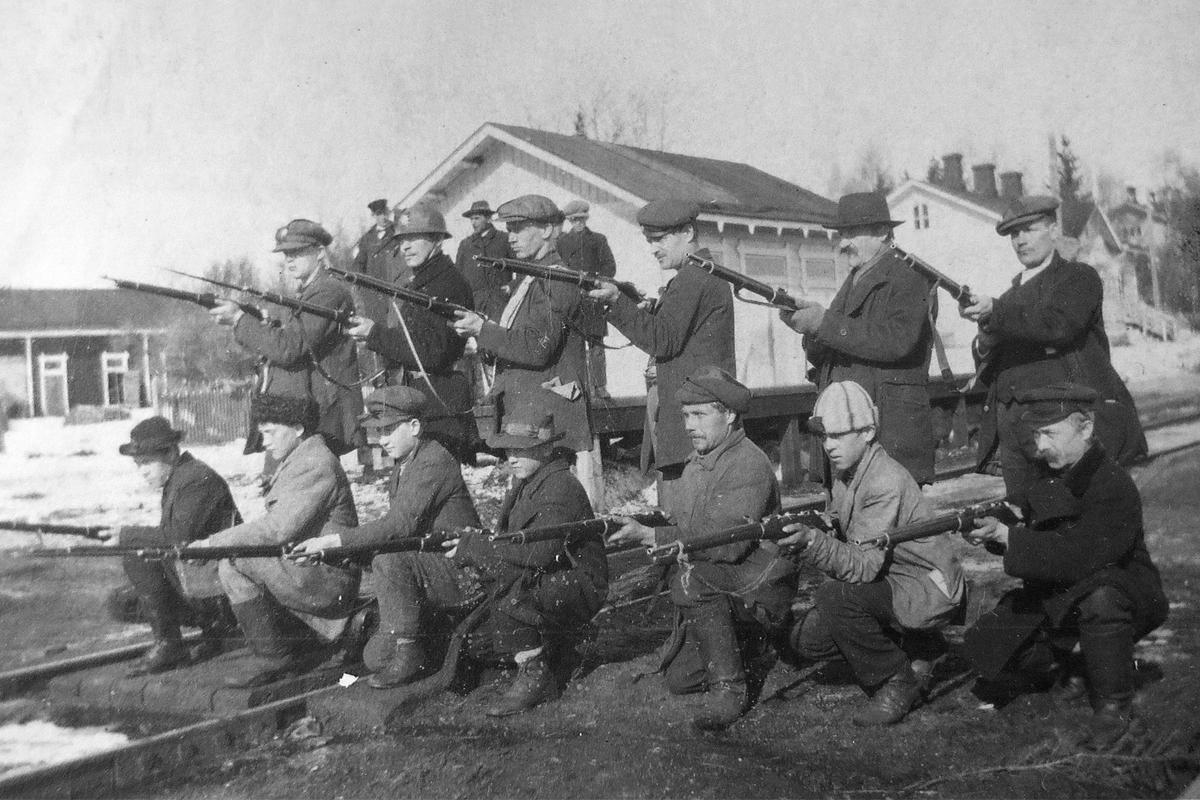 Korson punaisia Korson aseman ylikäytävällä vuonna 1918. Kuva Eero Karjaluodon arkisto.